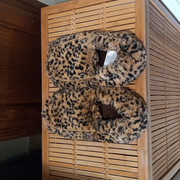 🤎🐆Halloween “Cavewoman” Warmies Slippers. Comfort for the Feet Sz 6-10 - Picture 1 of 6